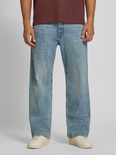 Männermodel trägt Straight Fit Jeans mit Woll-Anteil Modell 'Classic' von JACK & JONES, mittleres Blau, 5-Pocket, Nahaufnahme Oberkörper. Baumwoll-Mix, Knopf- und Reißverschluss, Bundweite 43 cm, Innenbeinlänge 75 cm.