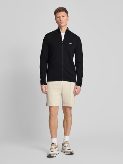 Männermodel trägt Regular Fit Sweatjacke aus reiner Baumwolle Modell 'KN_EVER-X FZ' von BOSS Green, Optik: Unifarben, Strick, Ganzkörperansicht von vorne.