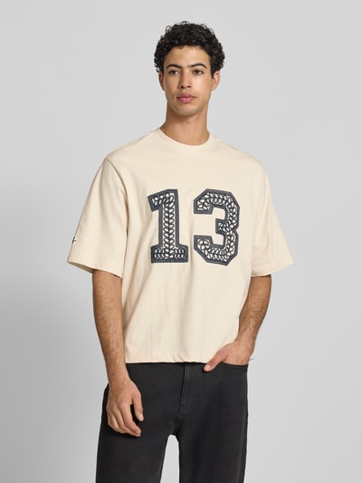 Männermodel trägt T-Shirt mit Ketten-Stickerei und Rundhalsausschnitt von REVIEW, Relaxed-Fit, Reine Baumwolle, Vorderansicht Oberkörper.