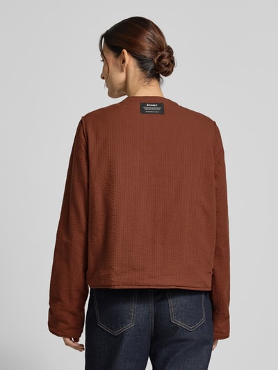 Frauenmodel trägt Jacke mit Rundhalsausschnitt Modell 'GABI' von ECOALF in Braun, strukturierte Baumwolle, Regular Fit, Ganzkörperansicht Rückansicht.
