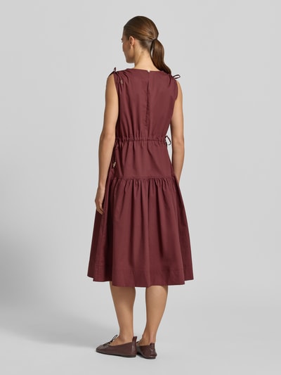 Frauenmodel trägt Midikleid im Stufen-Look mit Rundhalsausschnitt von Christian Berg Woman, Reine Baumwolle, A-Linie, Ganzkörperansicht Rückansicht.