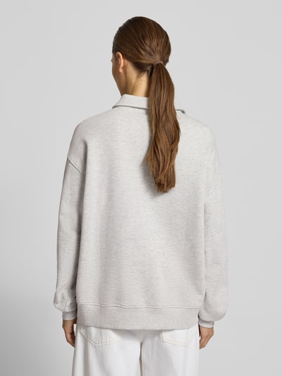 Vrouwenmodel draagt Sweatshirt met Polokragen en Knopsluiting van Gina Tricot in lichtgrijs, regular fit, rugaanzicht, damesmode.