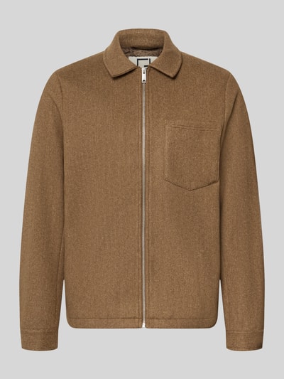 Produktfoto, braune Jacke mit Brusttasche und Kentkragen Modell 'ROLFSTED' von Casual Friday, gerader Schnitt, Reißverschluss, strukturierte Oberfläche