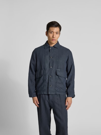 Männermodel trägt Hemdjacke aus reinem Leinen von Closed in Dunkelblau, Regular-Fit, Pattentaschen, Durchgehende Knopfleiste, 1-Knopf-Manschetten, Rückenlänge bei Größe M: 67 cm, Ganzkörperansicht von vorne.