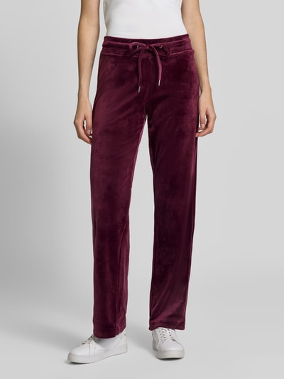Vrouwenmodel draagt broek van het Twinset met Kangoeroezak Model 'MITZA SET' van b.young, materiaalmix met stretch, regular fit, elastische band met trekkoord, bordeauxrood, fluweeltextuur, detailopname onderlichaam.