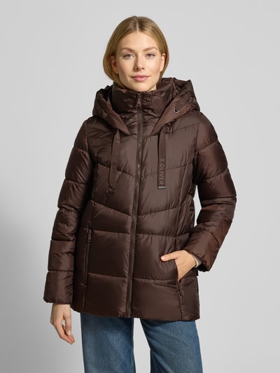 Frauenmodel trägt Regular Fit Steppjacke mit Kapuze von s.Oliver CASUAL, Optik: Unifarben, Label Patch, Ganzkörperansicht von vorne.