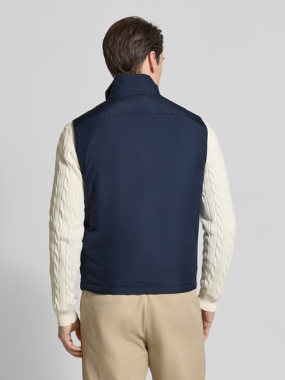 Männermodel trägt Regular Fit Weste mit Logo-Detail von Polo Ralph Lauren in Optik: Unifarben, ganzkörperansicht rückansicht.