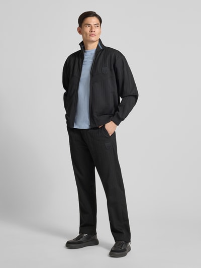 Männermodel trägt Regular Fit Sweatpants aus Baumwoll-Mix Modell 'DAVROPANT' von HUGO, Optik: Unifarben, gestreift, Label-Patch, Tunnelzug, elastischer Bundabschluss, seitliche Eingrifftaschen, Sweat-Material, Beinabschluss mit Seitenschlitz und Reißverschluss, Ganzkörperansicht von vorne.