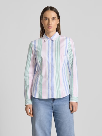 Vrouwenmodel draagt Slim Fit Hemdbluse mit Sportmanschetten van Christian Berg Woman in pastel gestreepte katoen, slim fit, hemdblousekraag, lange mouwen, knoopsluiting, getailleerde pasvorm, voorkant volledige lichaamsopname.