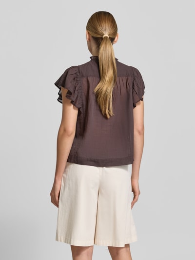 Frauenmodel trägt Regular Fit Bluse mit Rüschenbesatz Modell 'Vinsa' von Neo Noir aus Reiner Baumwolle, Rückenlänge 56 cm, Kurzärmelig, Ganzkörperansicht Rückansicht.