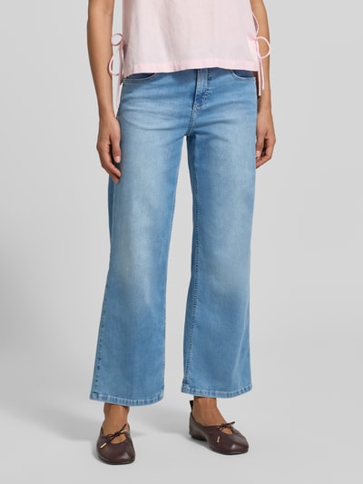 Frauenmodel trägt Jeans in verkürzter Passform Modell 'Laia' von Angels aus Baumwoll-Mix mit Stretch-Anteil, Eingrifftaschen, Nahaufnahme Unterkörper.