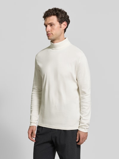 Männermodel trägt Longsleeve mit Rollkragen von HECHTER PARIS in Offwhite und geradem Schnitt, reine Baumwolle, Ganzkörperansicht von vorne.