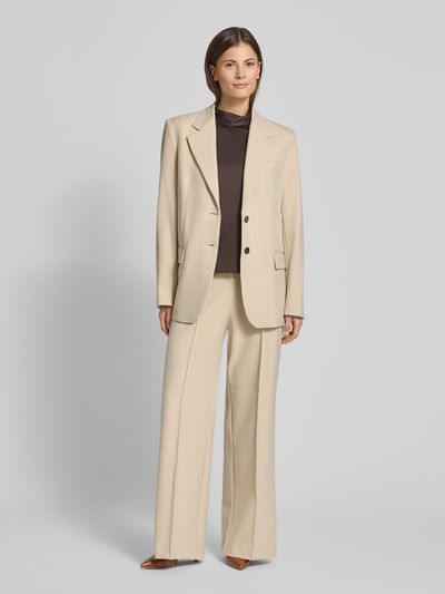 Frauenmodel trägt Regular Fit Blazer mit Pattentaschen Modell 'PARIS' von Mango in Beige, Material-Mix, Reverskragen, Ganzkörperansicht von vorne.