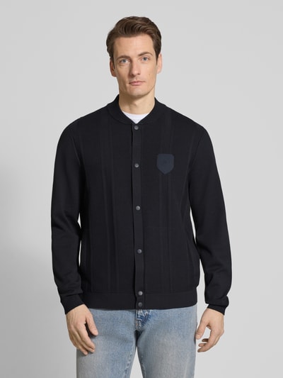 Męski model nosi Regular Fit Strickjacke aus Viskose-Mix Model 'KN_BB BC LUX FZ' von BOSS Green, kolor jednolity, krój regular fit, zatrzaski, naszywka z logo, kołnierz college, długi rękaw, prążkowane wykończenia, boczne kieszenie, prążkowana dzianina, mieszanka wiskozy; widok całej sylwetki z przodu.