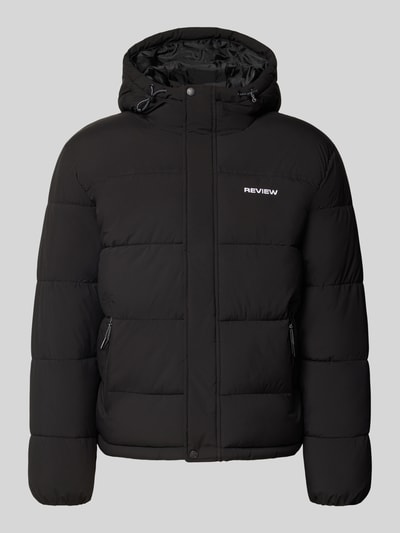 Produktfoto, Steppjacke mit Label-Stitching von REVIEW in Schwarz, Kapuze, Reißverschlusstaschen, wattierte Struktur, Regular Fit
