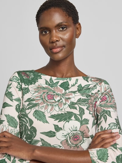 Frauenmodel trägt T-Shirt im Allover-Look mit 3/4-Arm von Christian Berg Woman, weiß-grünes Blumenmuster, Slim Fit, Nahaufnahme Oberkörper.