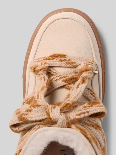 Produktfoto, Boots aus echtem Leder mit Schnürverschluss von INUIKII in Beige, abgerundete Passform, grobe Schnürung, Detailaufnahme, Echtleder, leicht profilierte Sohle, Damen, 3 cm Absatzhöhe, 11 cm Schafthöhe und Schaftweite