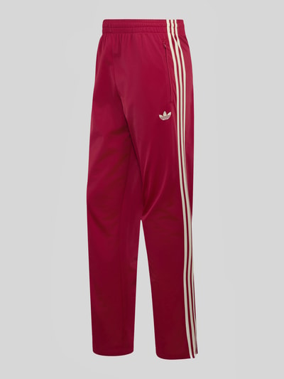 Produktfoto, Regular Fit Sweathose mit Logo-Stitching Modell 'FIREBIRD' von adidas Originals in Rot mit weißen Streifen, glatte Textur, Herren Sweathose von adidas Originals