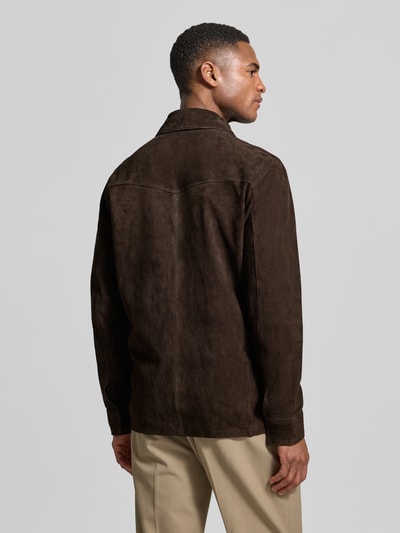 Männermodel trägt Regular Fit Hemdjacke aus geitenleer van Profuomo, heren, kentkraag, borstzakken, donkerbruin, Ganzkörperansicht Rückansicht