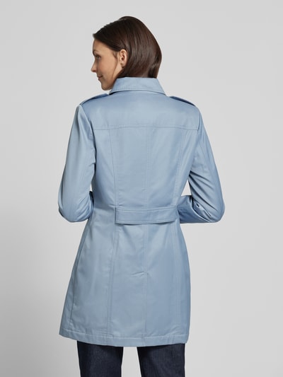 Frauenmodel trägt Trenchcoat mit Ärmelriegeln von Fuchs Schmitt in Hellblau, glatte Stoffstruktur, Regular Fit, Rückansicht Ganzkörperansicht.