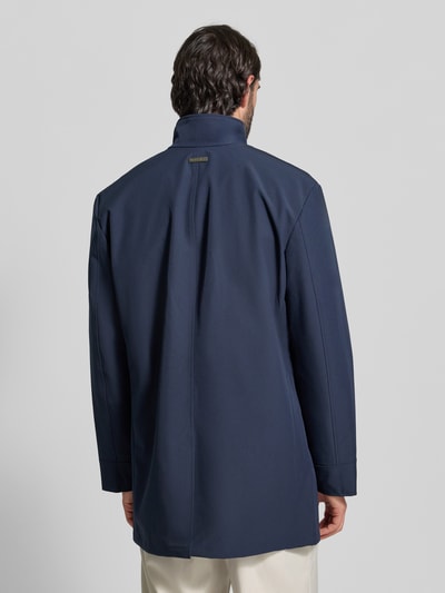 Männermodel trägt Regular Fit Mantel mit Stehkragen von Christian Berg Men, Elastischer-Material-Mix in Dunkelblau, Rückenansicht, Ganzkörperansicht Rückansicht.