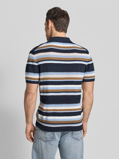 Männermodel trägt Strickshirt im Allover-Look mit Polokragen von MCNEAL in Dunkelblau, Beige und Weiß, Reine Baumwolle, Regular-Fit, Rückenlänge 12 cm, Ärmellänge 26 cm, Ganzkörperansicht Rückansicht.