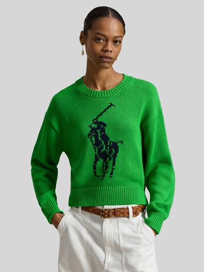 Frauenmodel trägt Regular Fit Strickpullover aus reiner Baumwolle von Polo Ralph Lauren, grün, Two Tone Optik, Pony-Intarsia, Nahaufnahme Oberkörper.