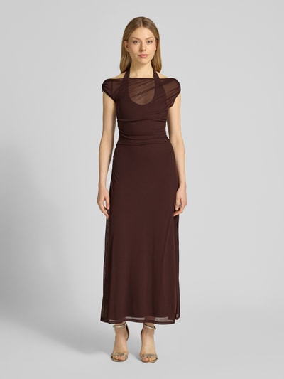 Frauenmodel trägt Midikleid in Layering-Optik von Forever New in dunklem Braun, gerader Schnitt, Neckholder, Raffung, Ganzkörperansicht von vorne.
