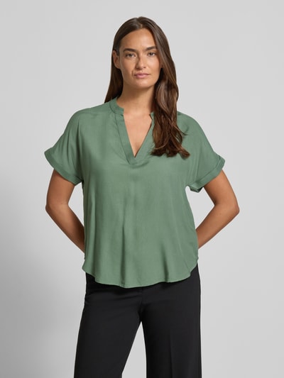 Frauenmodel trägt Relaxed Fit Blusenshirt aus reiner Viskose Modell 'BEAUTY' von Vero Moda in Uni-Optik, V-Ausschnitt, Kurzarm, Ganzkörperansicht von vorne.