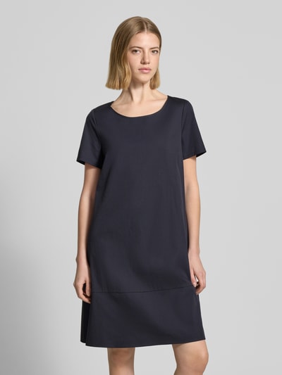 Frauenmodel trägt Minikleid mit rückseitigem Knopfverschluss von ROBE LÉGÈRE aus Baumwoll-Mix mit Stretch-Anteil, A-Linie, Rundhalsausschnitt, Rückenlänge bei Größe 36: 90 cm, Brustweite bei Größe 36: 48 cm, Ärmellänge bei Größe 36: 22 cm, dunkle Farbe, glatte Textur, Ganzkörperansicht von vorne.