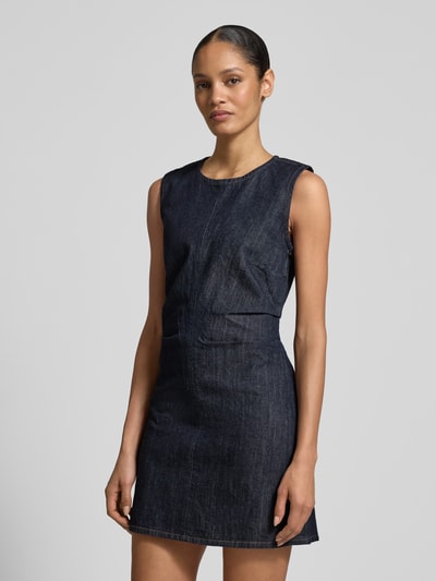 Modelka kobieca nosi Minikleid in Denim-Optik von Jake*s Casual, granatowa bawełna, krój A-linie, dekolt okrągły, Szerokość w rozmiarze 36: 33 cm, długość pleców 40 cm, zdjęcie całej sylwetki z przodu