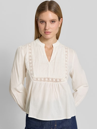 Vrouwenmodel draagt blouse met gehaakt kant model 'Tamya' van mbyM, puur katoen, recht model, serafinokraag, mouwboorden, voorkant bovenlichaam dichtbij.