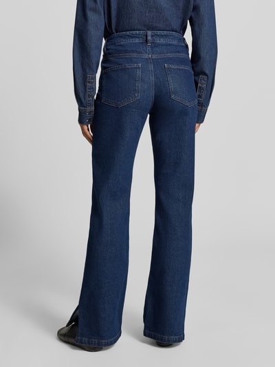 Frauenmodel trägt Straight Fit Jeans mit Gehschlitzen von MYON, dunkles Blau, 5-Pocket-Design, strukturierte Baumwolloptik, Ganzkörperansicht Rückansicht.