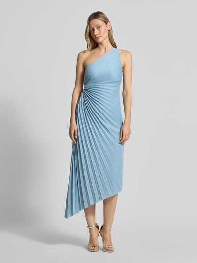 Frauenmodel trägt Cocktailkleid in asymmetrischem Look von V by Vera Mont im taillierten Schnitt aus Material-Mix mit Stretch-Anteil, pastellblau mit Falten, One-Shoulder-Kleid, Midikleid, Rückenlänge 124 cm, Brustweite 42 cm, Ganzkörperansicht von vorne.