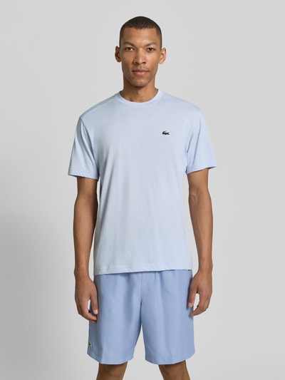 Männermodel trägt Regular Fit T-Shirt aus Baumwoll-Mix von Lacoste, Optik: Unifarben, Logo-Applikation, Ganzkörperansicht von vorne.