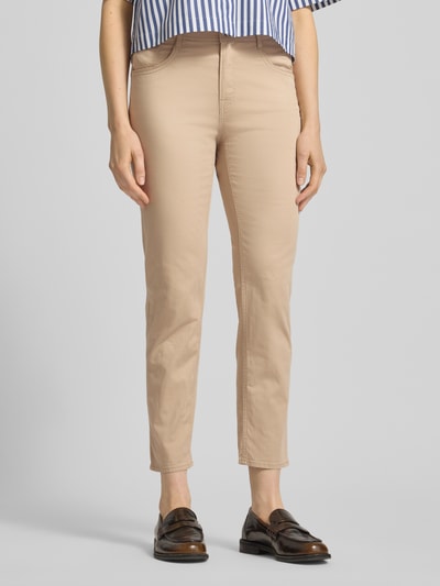 Vrouwenmodel draagt Hose in verkürzter Passform Modell 'Mary' van Brax in beige, katoenmix met lyocell, steekzakken, cropped fit, voorkant volledig lichaam