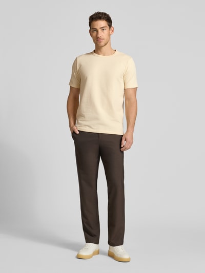 Männermodel trägt Regular Fit T-Shirt aus Baumwoll-Mix Modell 'SANDER' von SELECTED HOMME in Unifarben, Seersucker, Ganzkörperansicht von vorne.