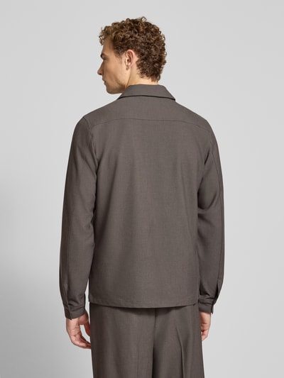 Männermodel trägt Overshirt mit Viskose-Anteil Modell 'ARTO' von Casual Friday, gerade Form, Taschen, Knopfleiste, Ganzkörperansicht Rückansicht.