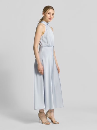 Frauenmodel trägt Midikleid mit Stehkragen Modell 'Rheo' von Samsøe Samsøe in Hellblau, ärmellos, fließendes Material, taillierte Passform, Ganzkörperansicht von vorne.