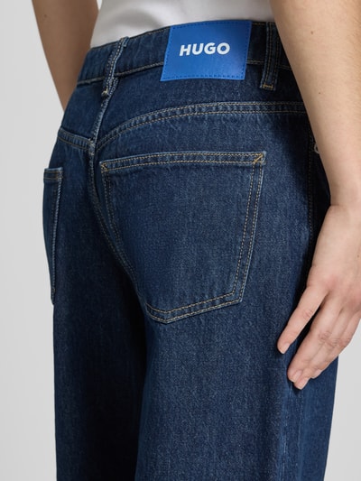 Kobieta nosi ciemnoniebieskie jeansy o kroju loose fit z bawełnianego denimu, Loose Fit Jeans aus reiner Baumwolle Modell 'LENI' 'GAMALA_B' od Hugo Blue, damskie straight fit jeans, detaliczne ujęcie tylnej części.