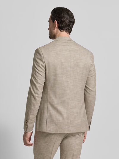 Männermodel trägt Regular Fit Anzug aus Viskose-Mix Modell 'Dalotti' von CINQUE in Hellbeige, strukturierte Textur, Ganzkörperansicht Rückansicht.