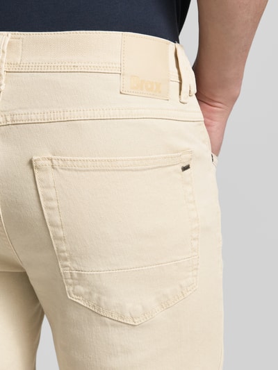 Männermodel trägt Regular Fit Jeansshorts aus Baumwoll-Mix von Brax, Optik: Unifarben, 5-Pocket-Design, Detailaufnahme Rückansicht.