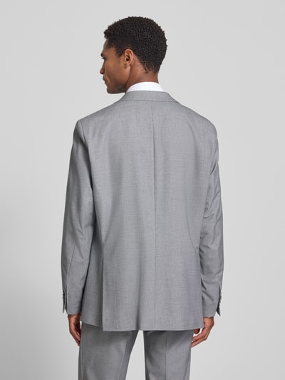Männermodel trägt Regular Fit Sakko mit Viskose-Anteil von Christian Berg Men in Hellgrau, Elastischer-Material-Mix, Rückansicht, Ganzkörperansicht Rückansicht. Rückenlänge bei Größe 50: 75 cm, Schulterbreite: 48 cm, Ärmellänge: 64 cm, Reverskragen, Brusttasche, Pattentaschen.