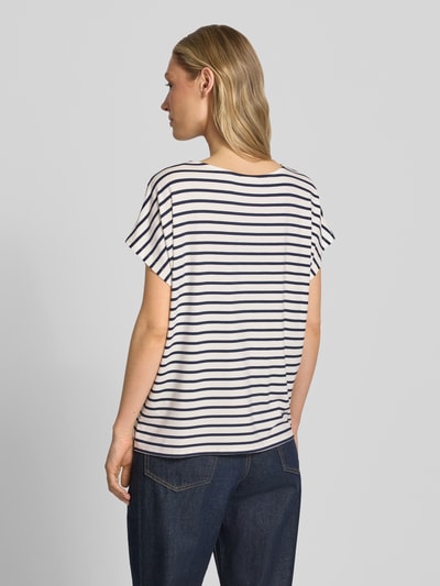 Vrouwenmodel draagt T-shirt met ronde hals van Christian Berg Woman, viscosemix met stretch, recht model, kapmouwen, ruglengte maat S 57 cm, donkerblauw-wit gestreept, zachte textuur. Ganzkörperansicht Rückansicht.