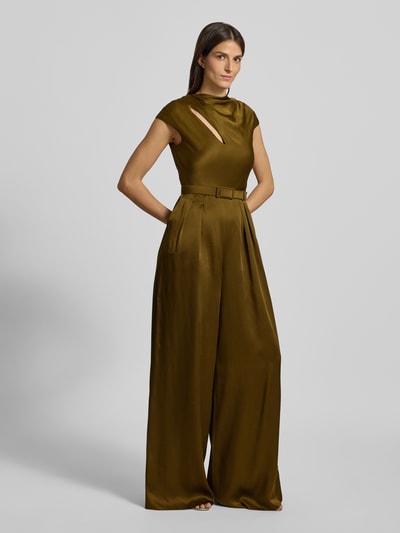 Frauenmodel trägt Regular Fit Jumpsuit mit Gürtel von Max Mara Studio in glänzendem, olivfarbenem Satin mit Wasserfallausschnitt, Ganzkörperansicht von vorne.