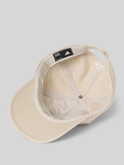Produktfoto, Cap mit Label-Stitching von adidas Sportswear z bawełny, kremowy kolor, usztywniany daszek, regulowany pasek, struktura materiału widoczna