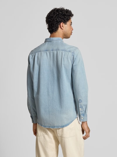 Männermodel trägt Regular Fit Jeanshemd aus reine Baumwolle von Calvin Klein Jeans in denimlook met kentkraag, labelpatch, borstzak, vierkant, lange mouwen, knoopsluiting, materiaal: puur katoen, Ganzkörperansicht Rückansicht.