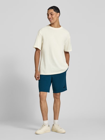 Männermodel trägt Shorts mit Logo und elastischem Bund von PUMA in Blau, Baumwoll-Mix, Regular Fit, Ganzkörperansicht von vorne.