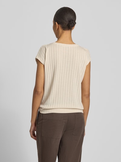 Frauenmodel trägt T-Shirt aus Viskose-Mix mit Strukturmuster Modell 'Sapino' von OPUS in Beige, Regular Fit, Rückenansicht, Ganzkörperansicht Rückansicht.