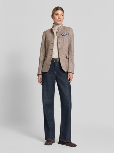 Frauenmodel trägt Blazer mit Viskose-Anteil und Stehkragen von White Label in Beige mit Knopfleiste, Brusttasche, Ganzkörperansicht von vorne.